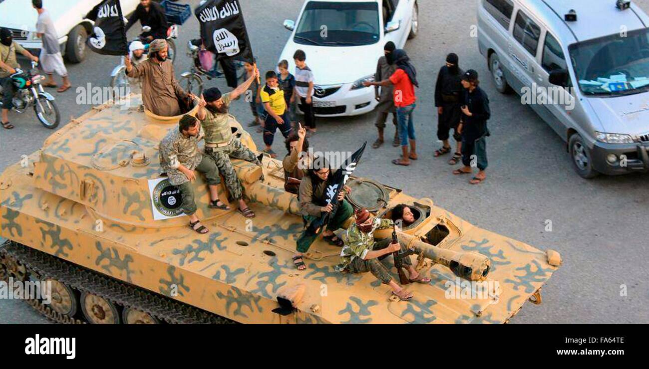 Islamischer Staat im Irak und der Levante-Propaganda-Foto zeigt ISIS Militanten Parade auf gepanzerten Fahrzeug 30. Juni 2014 in ar-Raqqa, Syrien. Stockfoto