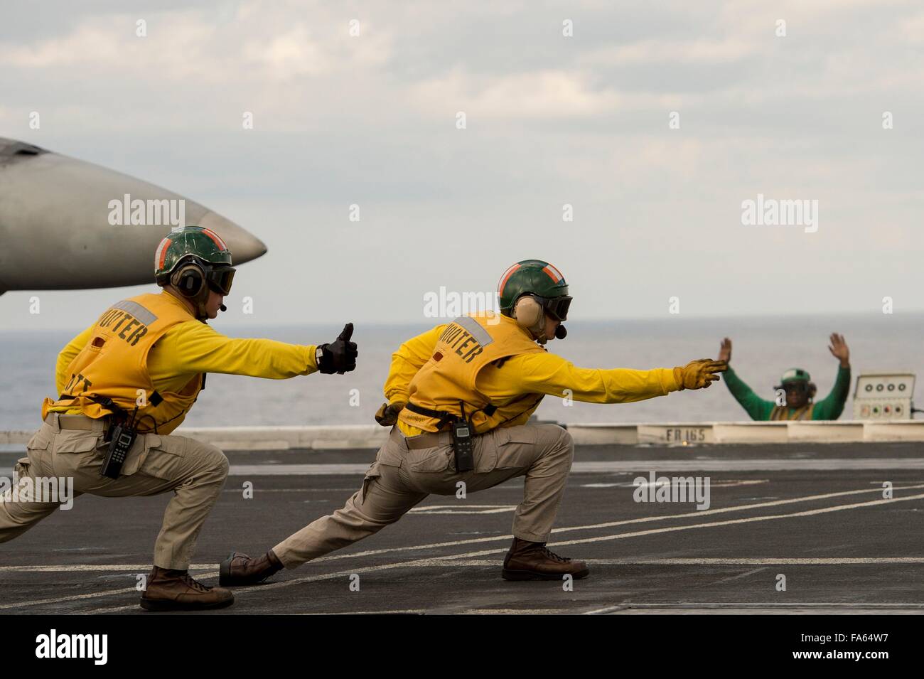 US Navy Matrosen geben das Signal gehe ein Kampfflugzeug an Bord der Flugzeugträger der Nimitz-Klasse USS Dwight D. Eisenhower 10. Dezember 2015 in Betrieb im Atlantischen Ozean. Stockfoto