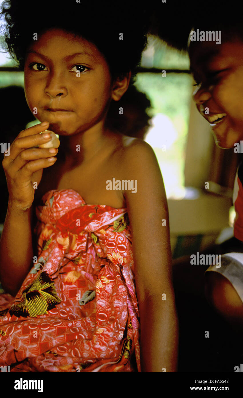 Orang Asli Stamm im Taman Negara Nationalpark in Zentral-Malaysia. Kinder in der Hütte. Stockfoto