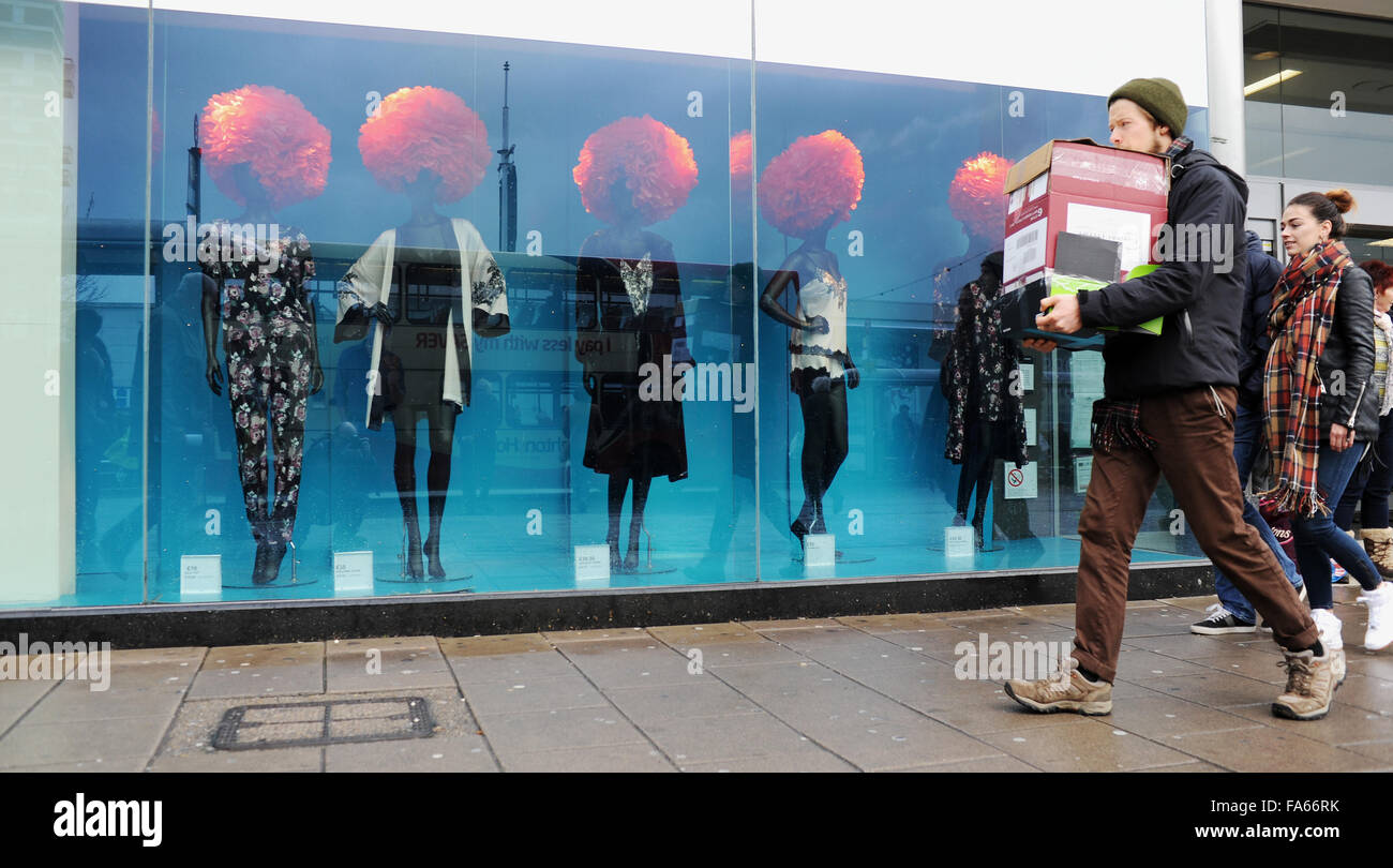 Brighton Sussex UK 22. Dezember 2015 - Weihnachts-Einkäufer gehen vorbei an einem markanten Marks & Spencer Schaufenster wie sie die nasse und windige Wetter in Brighton mutig heute Credit: Simon Dack/Alamy Live News Stockfoto