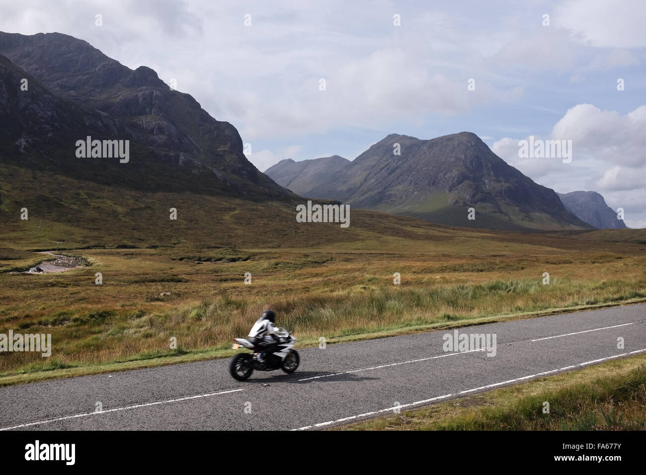 Mann reitet Motorrad, Highlands, Schottland, USA Stockfoto