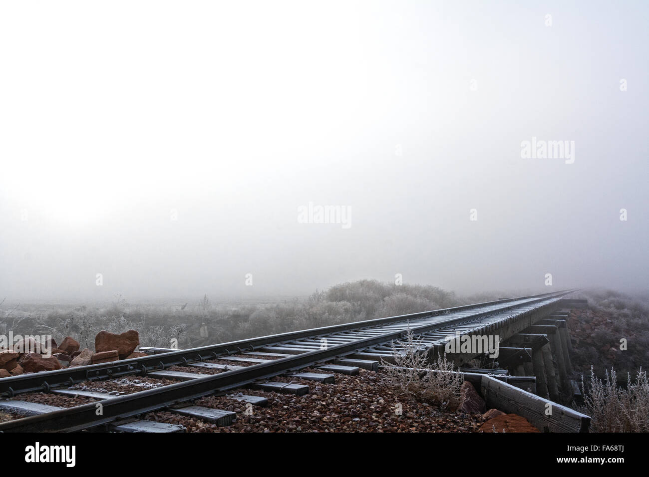 Eisenbahnschienen verschwinden in Nebel, Colorado, USA Stockfoto