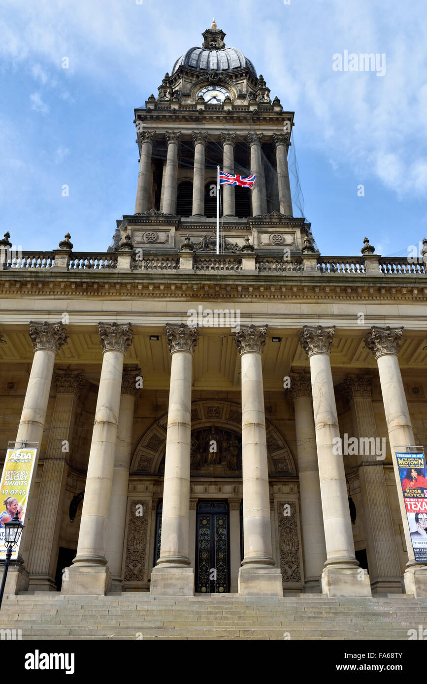 Vorderseite des Leeds Town Hall auf der Headrow, Leeds, West Yorkshire, England Stockfoto