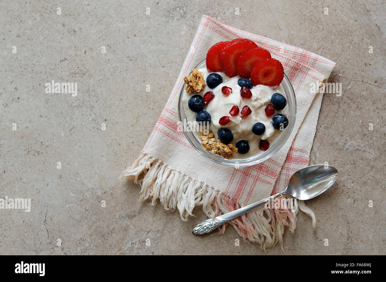 Draufsicht auf Joghurt-Parfait mit Müsli und frischen Beeren Stockfoto