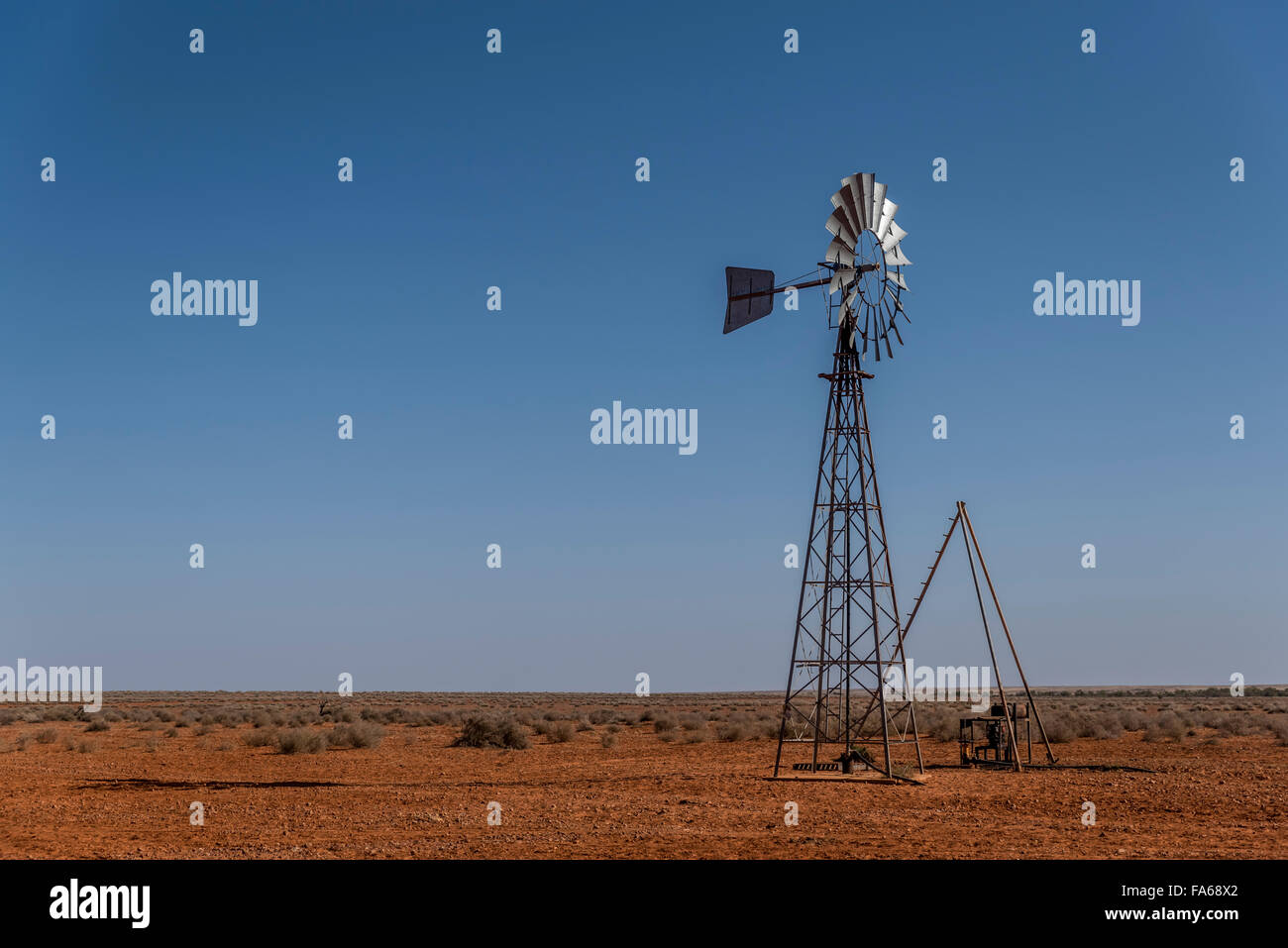Windrad im australischen Outback Stockfoto
