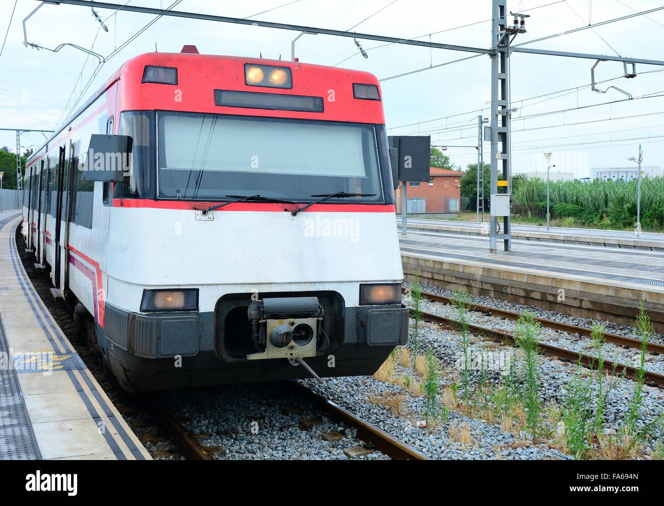 Elektrische Personenzug hielt am Bahnsteig in Blanes, Spanien. Stockfoto
