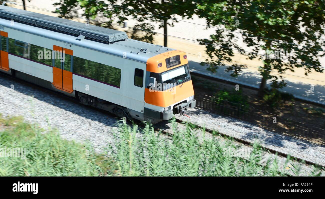 High-Speed Personenzug vorbei. Der Hintergrund jedoch unscharf. Stockfoto