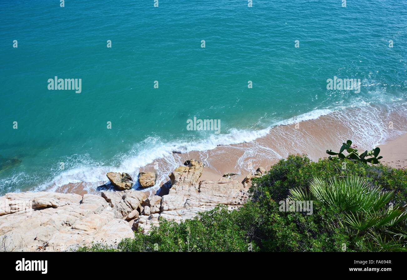 Draufsicht auf den Strand, Felsen und Meer. Stockfoto
