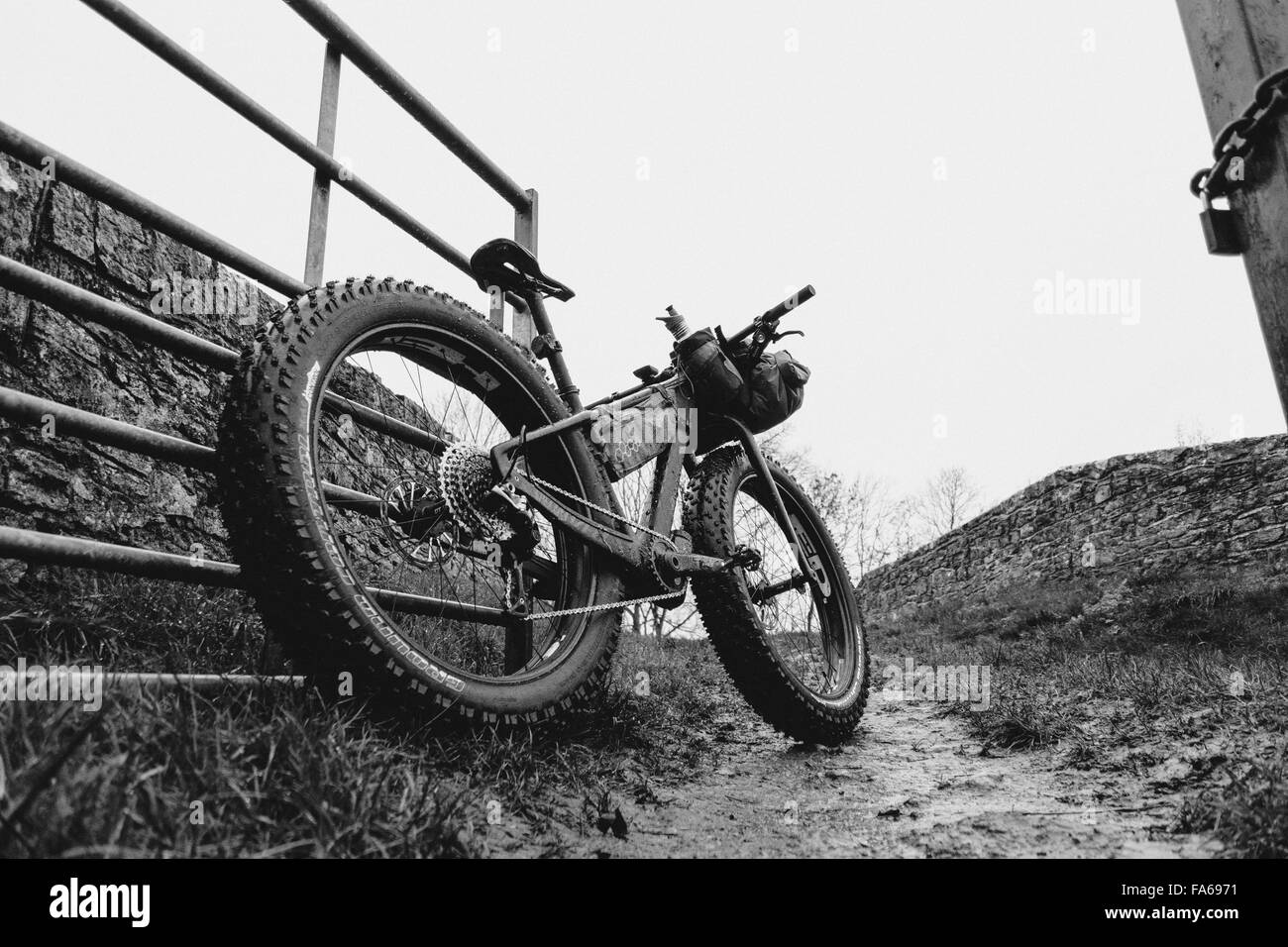 Ein Fat Bike geparkt auf dem Lande Stockfoto
