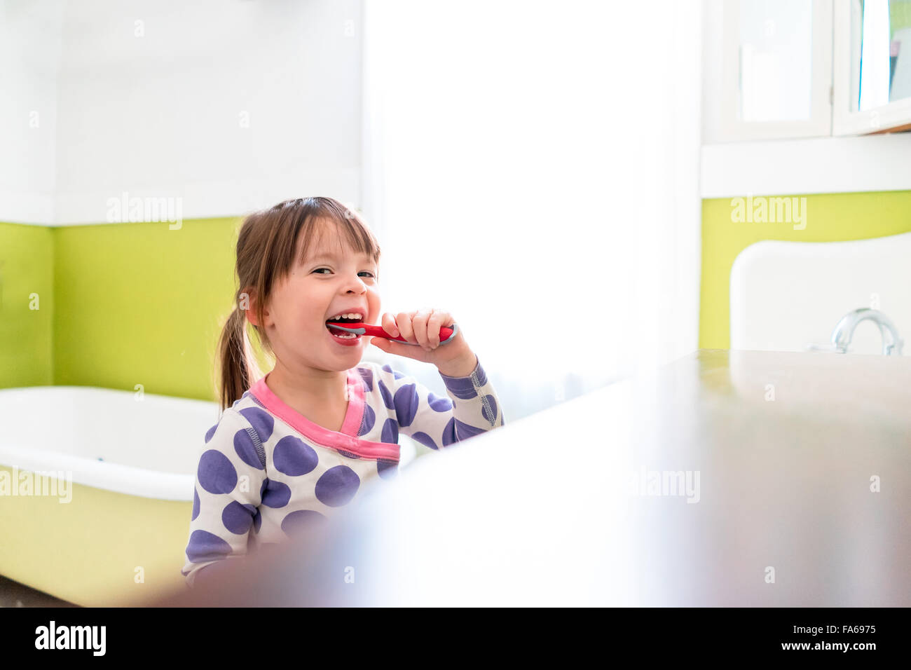 Mädchen Zähneputzen im Bad Stockfoto