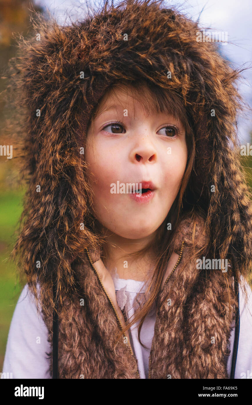 Porträt des jungen Mädchens in flauschige Mütze machen ein lustiges Gesicht Stockfoto