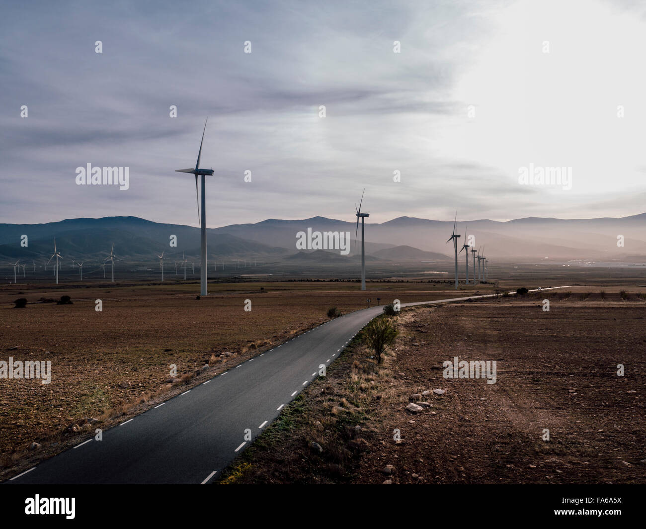 Windkraftanlagen in der Wüste, Almeria, Spanien Stockfoto
