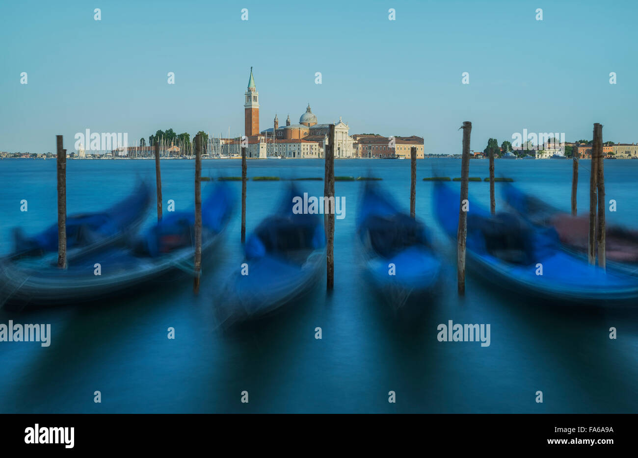 Venedig-Gondeln mit Kirche San Giorgio Maggiore im Hintergrund, Venedig, Italien Stockfoto