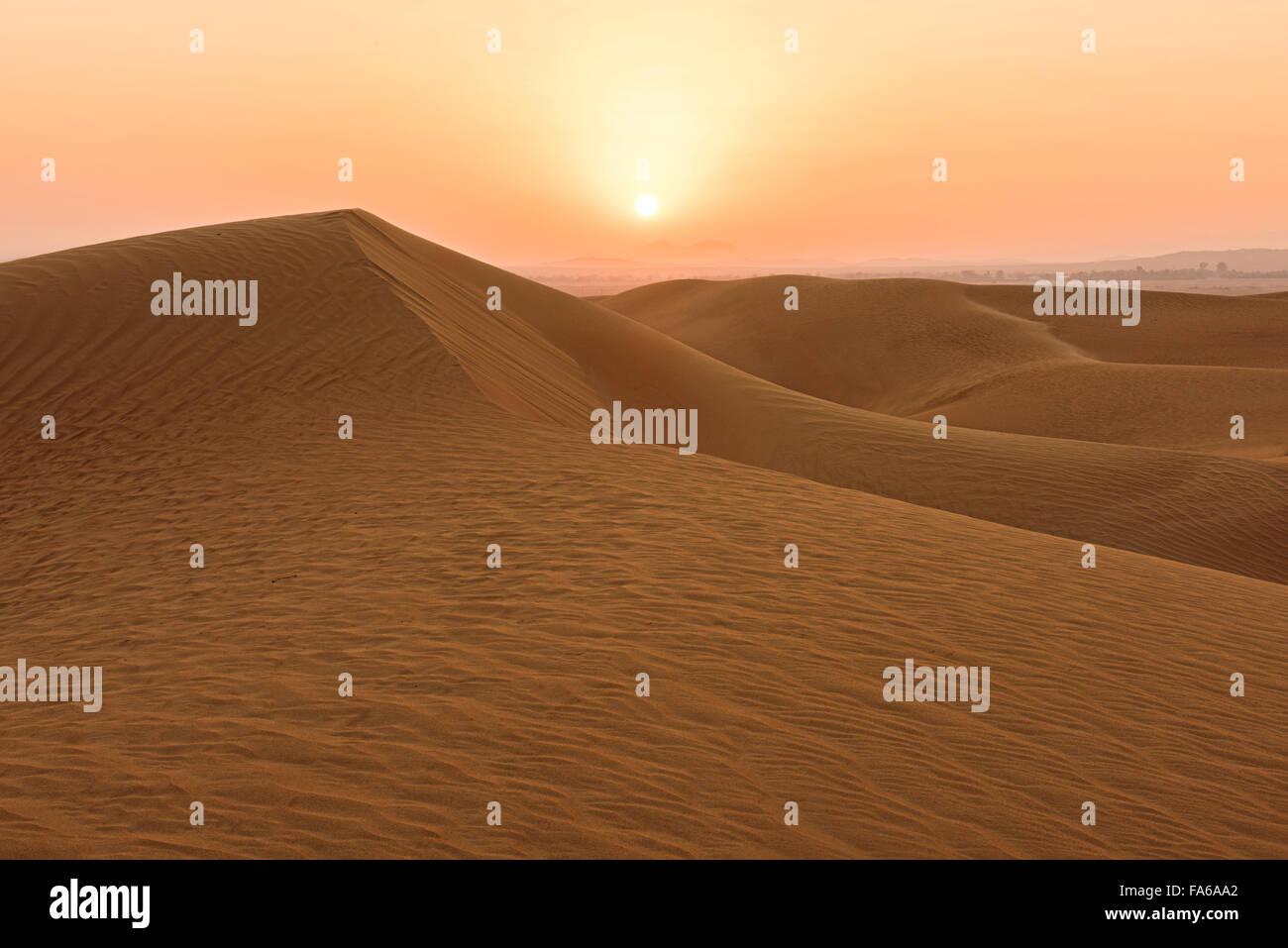 Sonnenaufgang über der Wüste Sanddünen, Dubai, Vereinigte Arabische Emirate Stockfoto