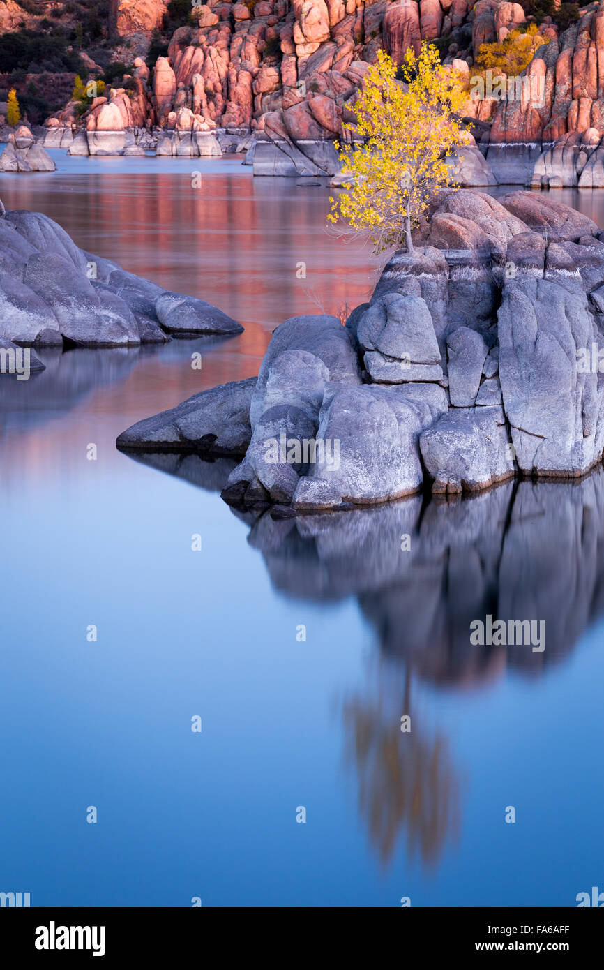 Reflektionen von Bäumen und Felsen am Watson Lake, Granite Dells, Prescott, Arizona, USA Stockfoto
