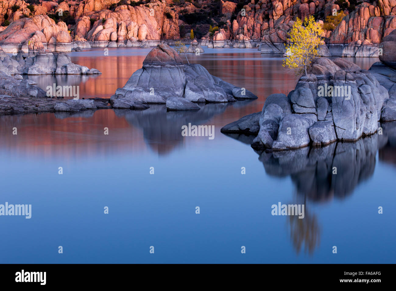 Reflektionen von Bäumen und Felsen am Watson Lake, Granite Dells, Prescott, Arizona, USA Stockfoto