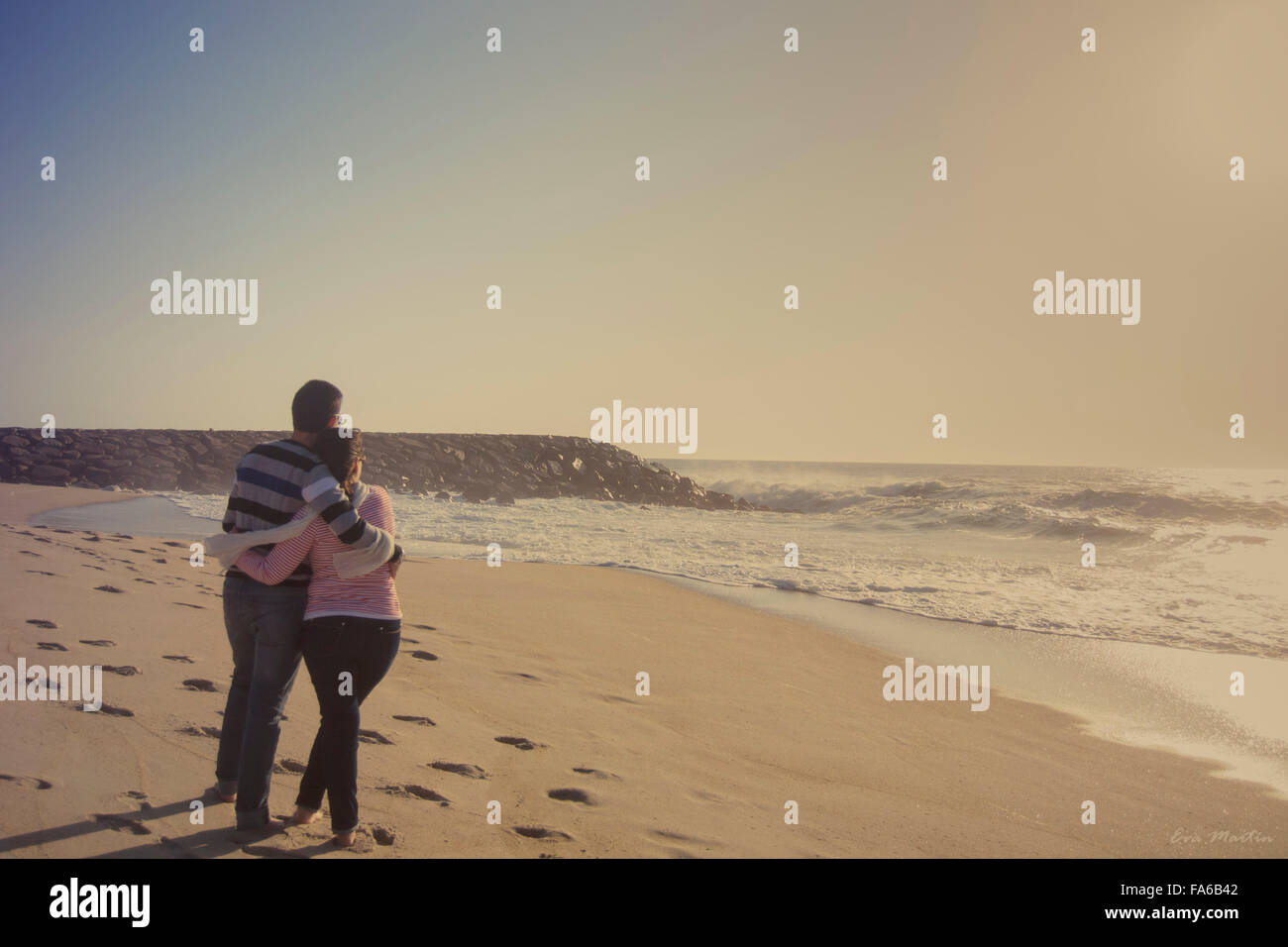 Mann und Frau umarmt am Strand, Aveiro, Baixo Vouga, Portugal Stockfoto