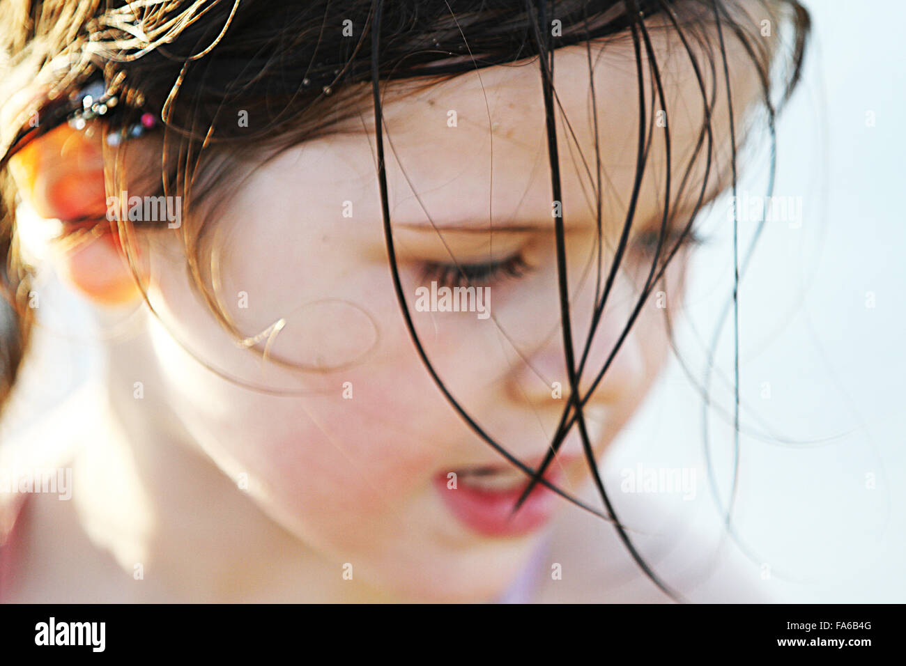 Porträt eines Mädchens mit nassen Haaren Stockfoto