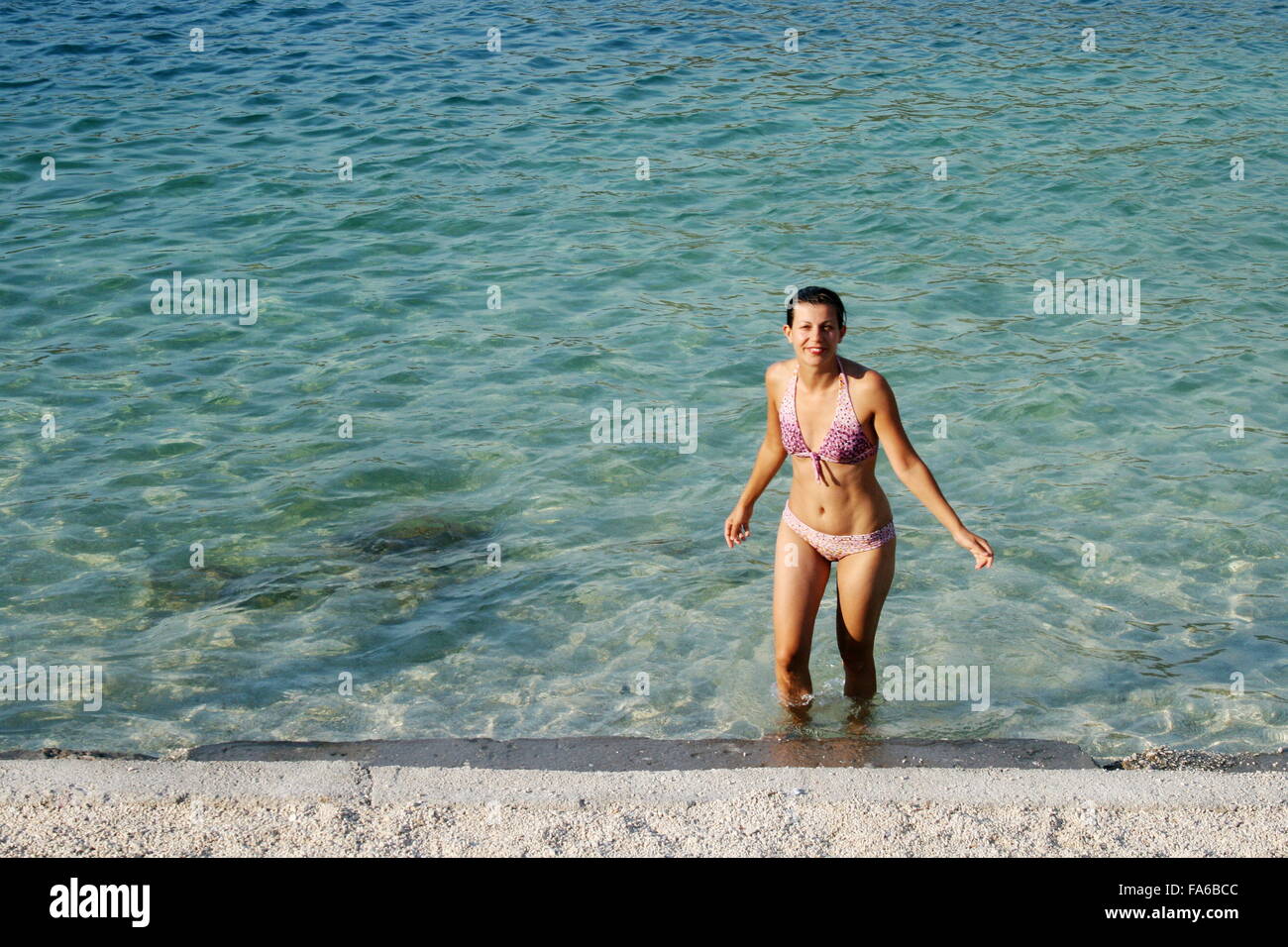 Frau im Bikini zu Fuß aus dem Meer, Dalmatien, Kroatien Stockfotografie -  Alamy