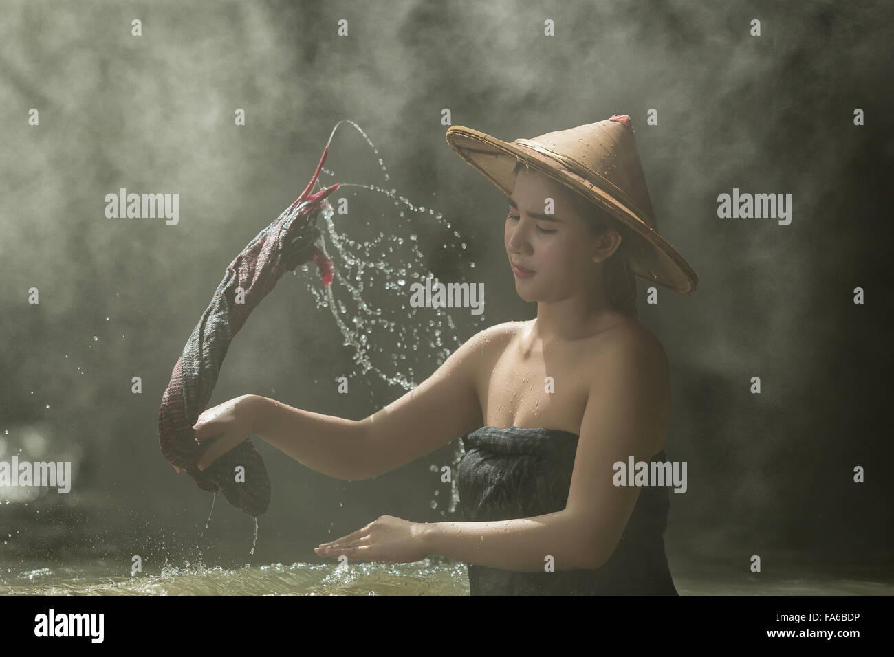 Frau, die Wäsche im Fluss, Thailand Stockfoto