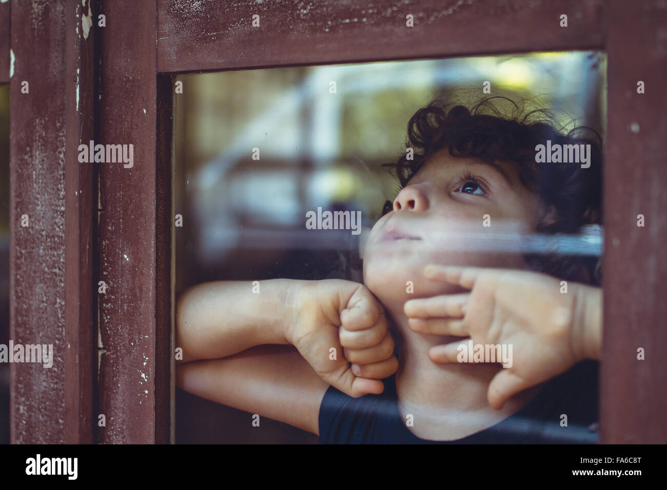 Junge aus dem Fenster schauen Stockfoto