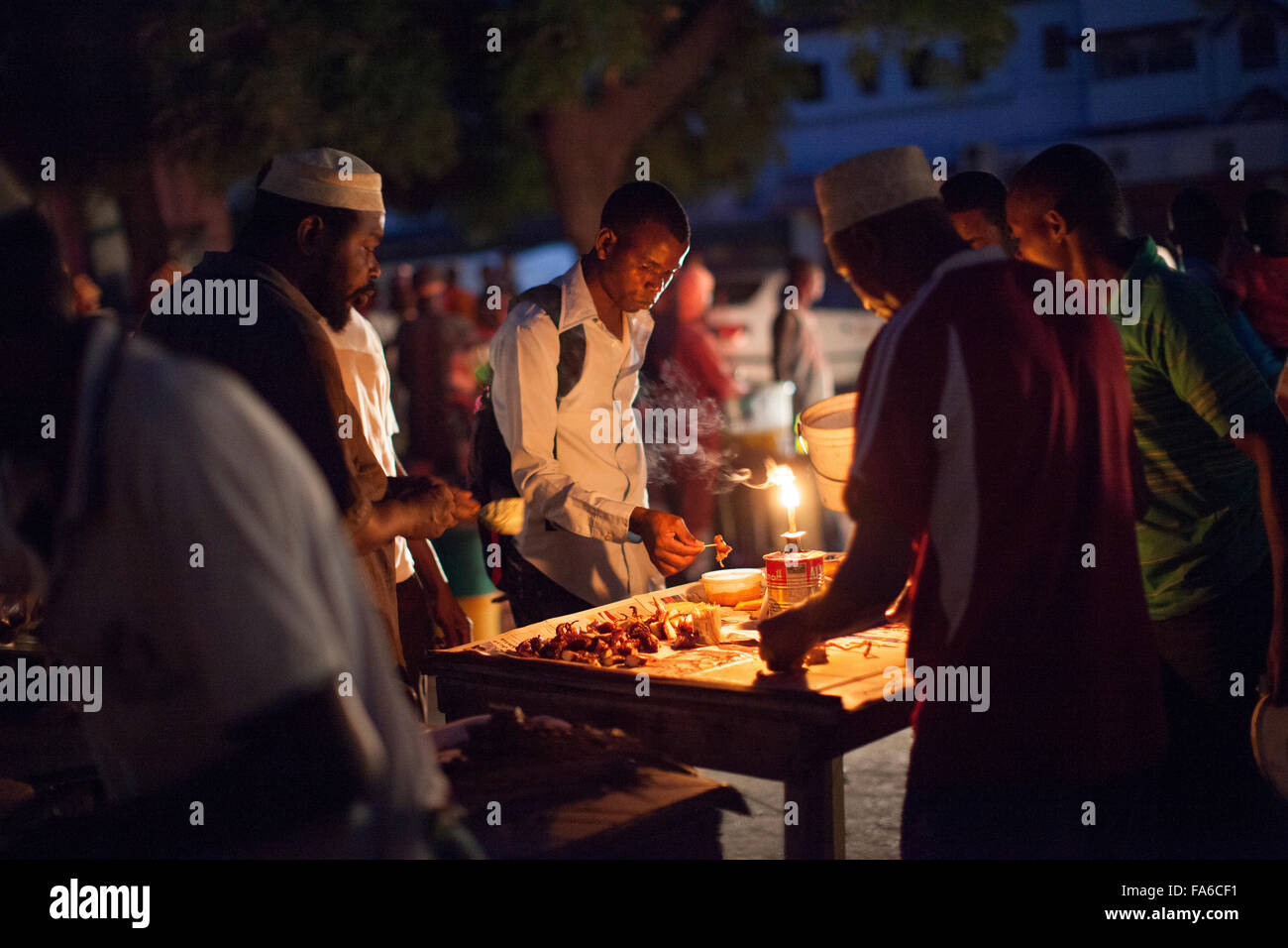 Straßenhändler verwenden Kerosin-Lampen bei einem Blackout in Stone Town, Sansibar, Tansania. Stockfoto