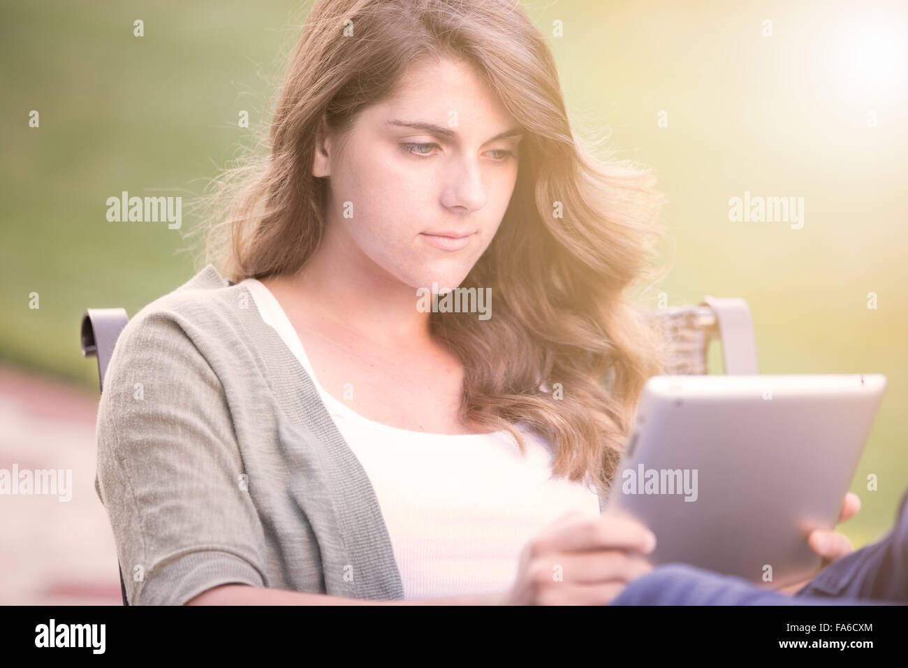 Teenager-Mädchen auf einem Tablet lesen Stockfoto