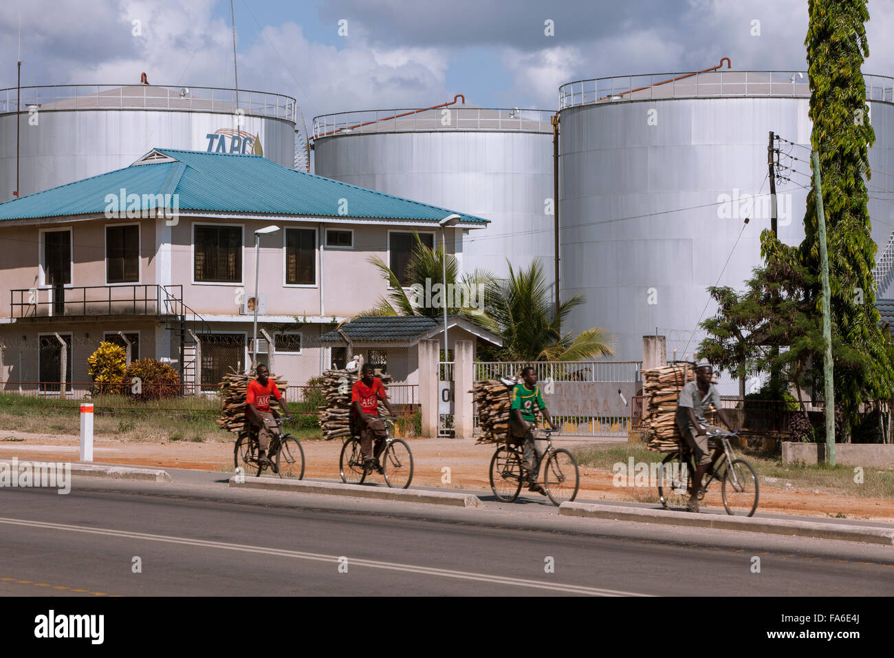 Verkehr bewegt sich entlang der neu sanierten Tanga – immer Fernstraße im Nordosten Tansanias. Stockfoto