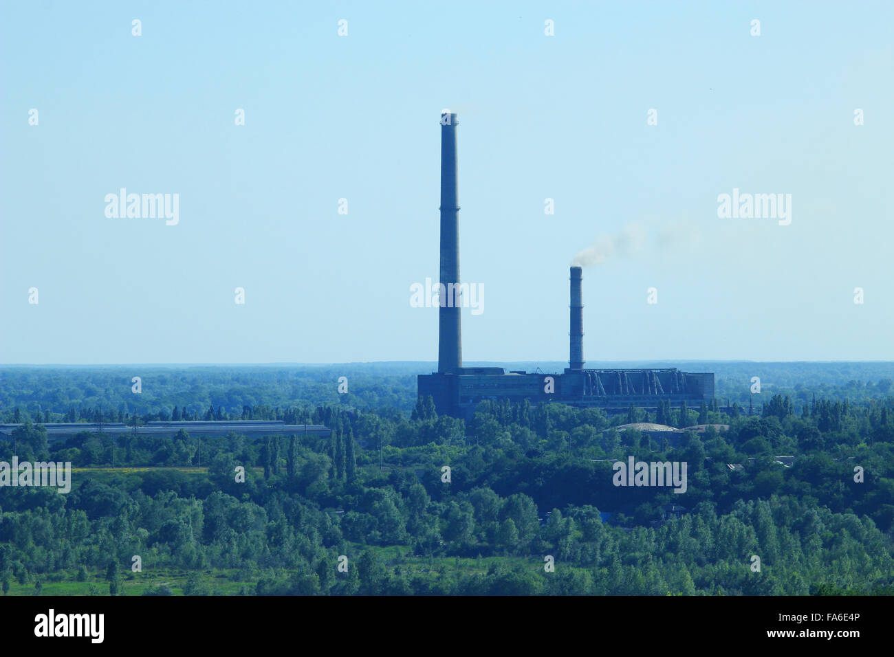 Verschmutzung der Umwelt durch die Industrie auf dem Hintergrund der Natur Stockfoto