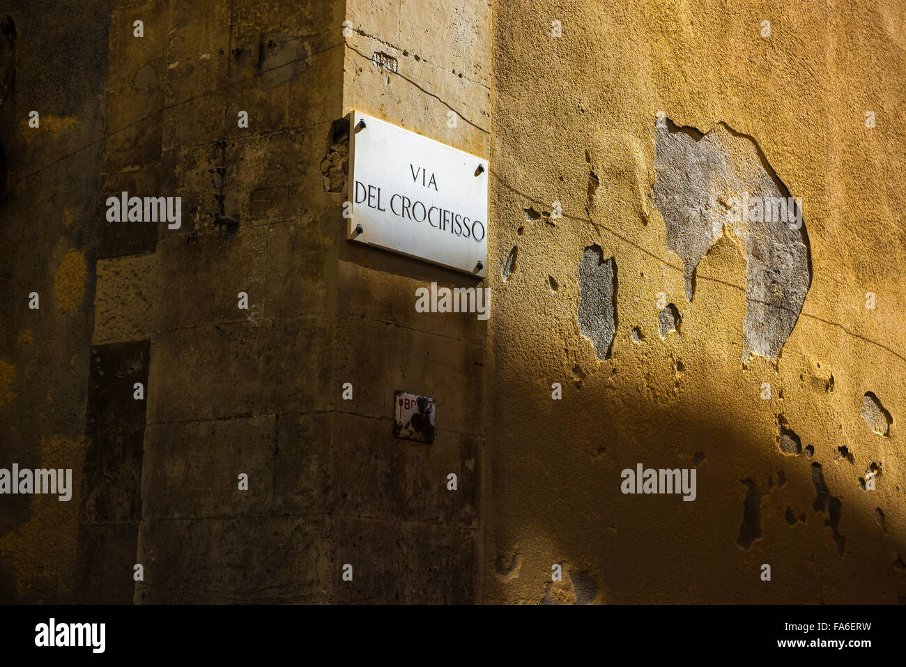 Italien Wand, Ansicht des verfallenden Putz auf einer Straße Ecke Wand in der Nähe der Altstadt (Centro Storico) der Insel Ortigia, Syrakus (Siracusa), Sizilien. Stockfoto