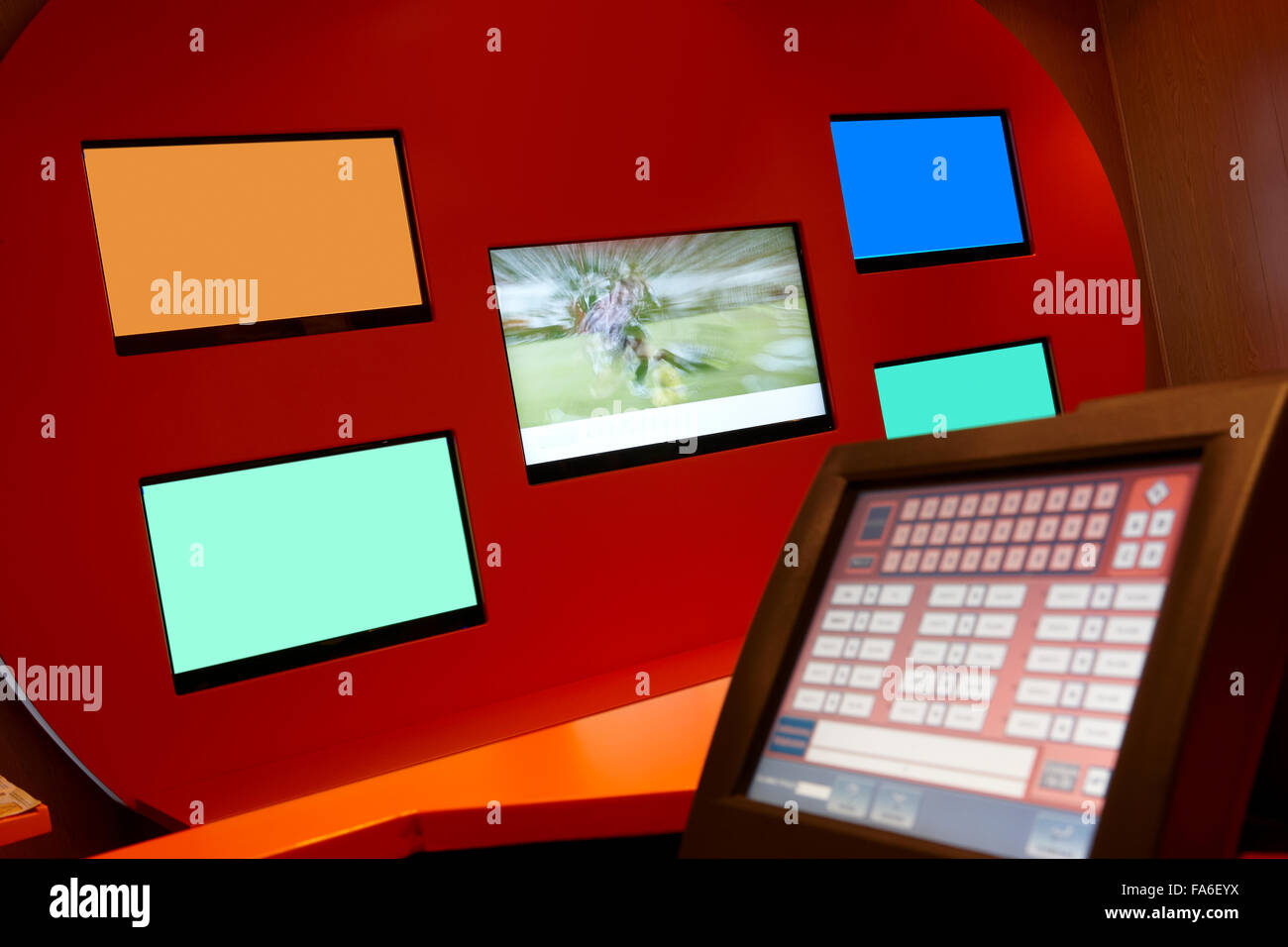 TV in einem Buchmacher Unternehmen überwacht und Wetten Textfreiraum Stockfoto