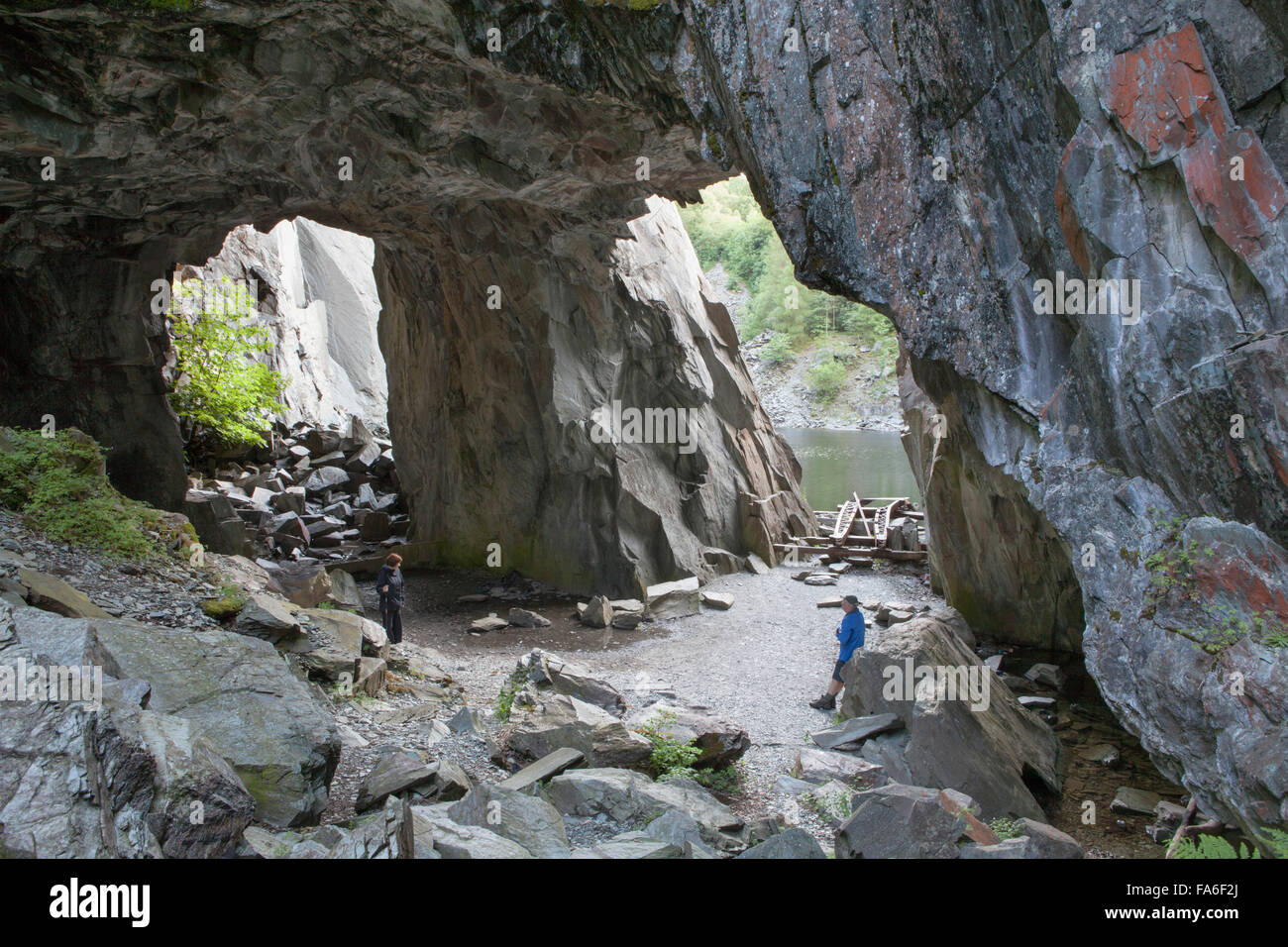 Zwei Wanderer in Hodge schließen Steinbruch - einer stillgelegten Schiefergrube im englischen Lake District Stockfoto