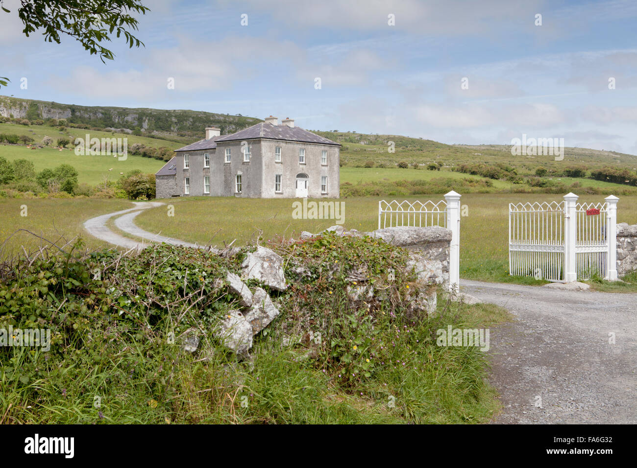 Das Haus bekannt als Vater Teds-Haus in der Kult-TV-Serie Vater Ted. Der Burren, Irland Stockfoto