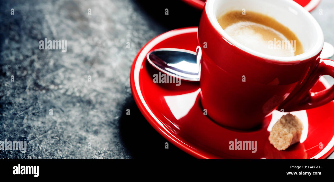 Kaffee Espresso. Rote Tassen Kaffee auf dunklem Hintergrund Stockfoto