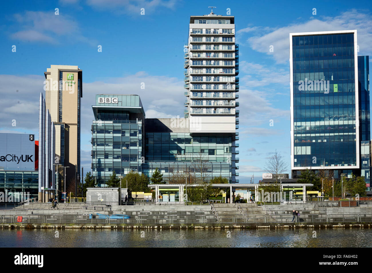 Salford Quays Mediacity Heimat der BBC und ITV Studios in der Nord-West Manchester e blaue Himmel sonniges Wetter Stockfoto