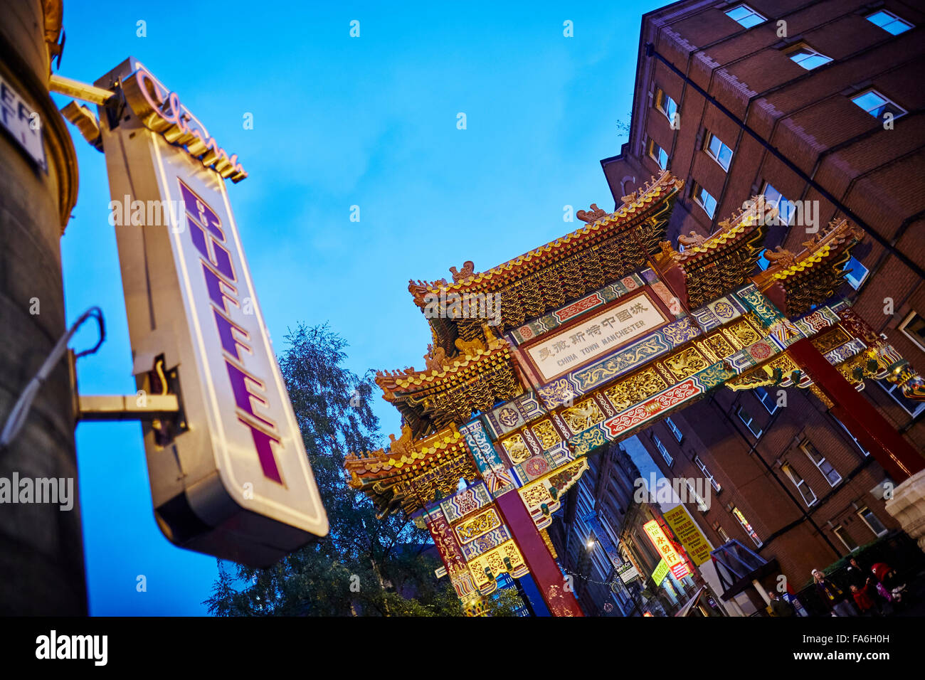 Manchester-Chinatown Torbogen auf Faulkner Street, das 1987 Chinatown in Manchester, England abgeschlossen wurde ist eine ethnische encla Stockfoto