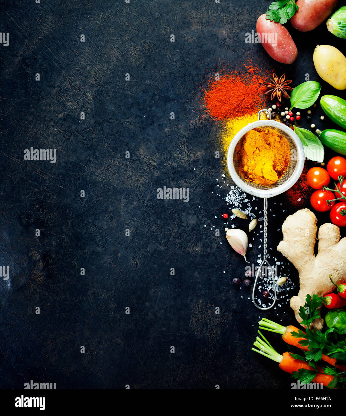 Frische Zutaten auf dunklem Hintergrund. Vegetarische Kost, Gesundheit oder Koch-Konzept. Hintergrund Layout mit Freitext-Raum. Stockfoto