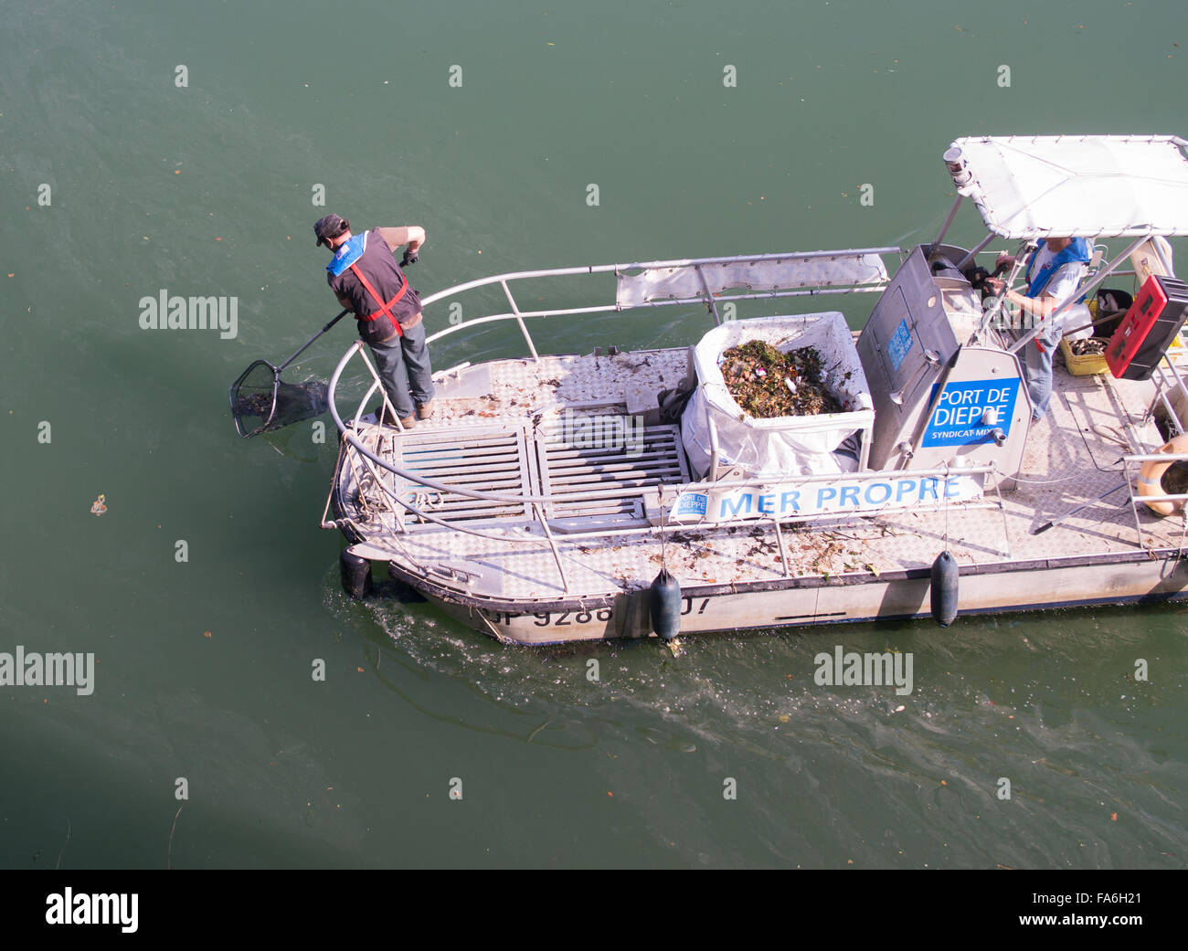 Arbeiter, die Reinigung von Ablagerungen aus Dieppe Hafen, Seine-Maritime, Normandie, Frankreich, Europa Stockfoto