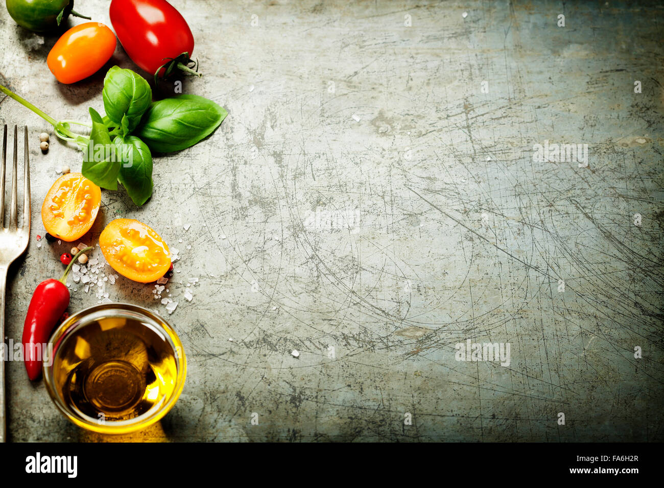 Frisches Bio-Gemüse auf rustikalen Hintergrund (Tomaten, Basilikum, Knoblauch, Olivenöl). Gesunde Ernährung. Vegetarische Kost. Frische harve Stockfoto
