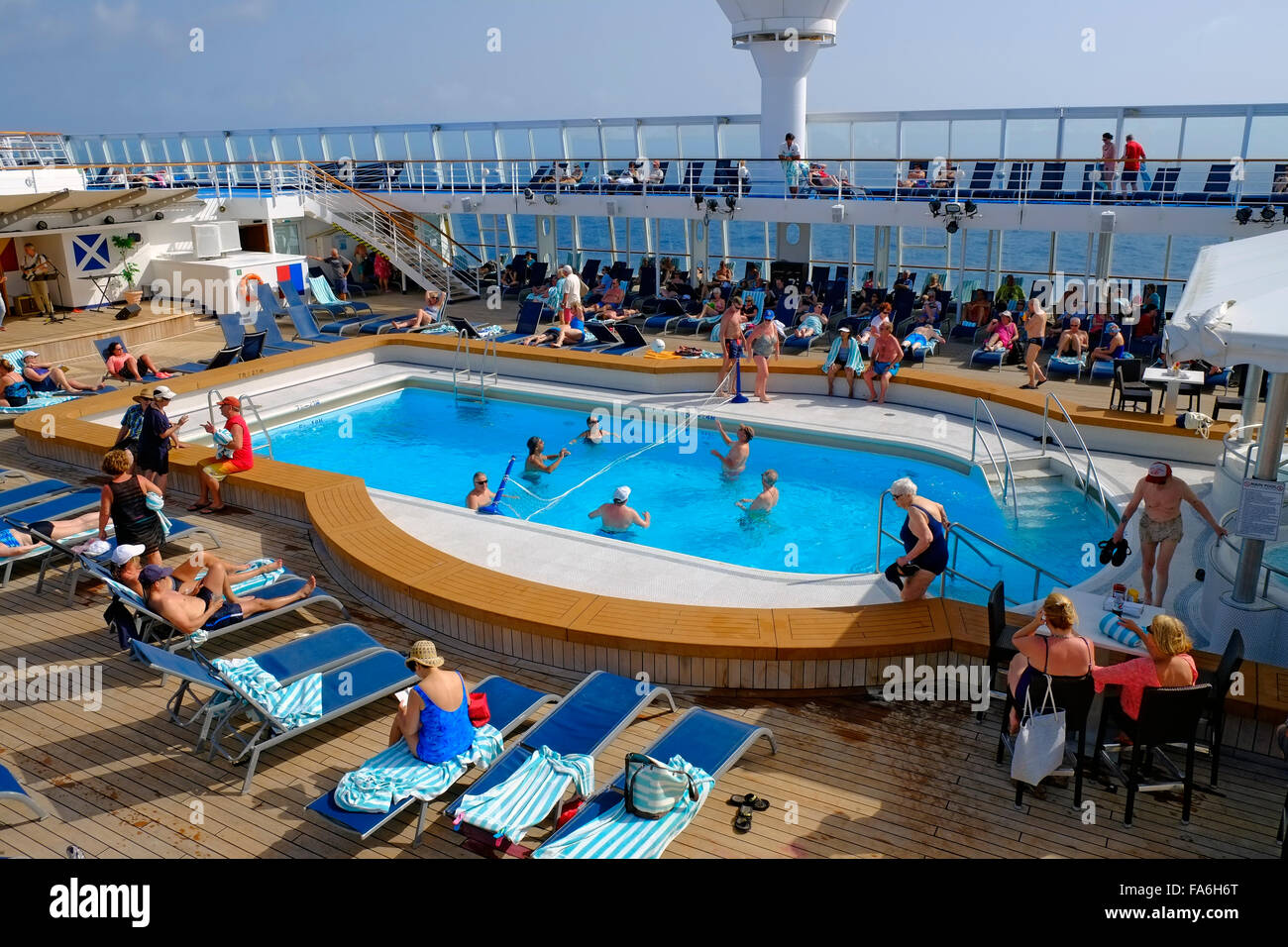 Swimming Pool Deck Norwegian Sun Cruise Ship Stockfoto