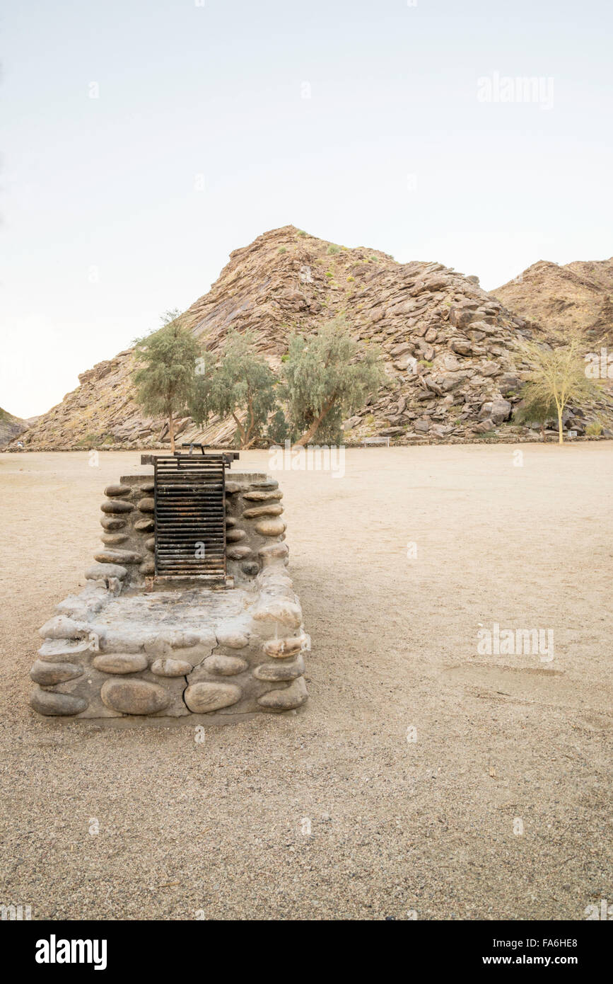 Ein Braai (Grillen) an Ai-Ais in Namibia, ist dies einer Wüstenumgebung und einem Landschaftsbild Stockfoto
