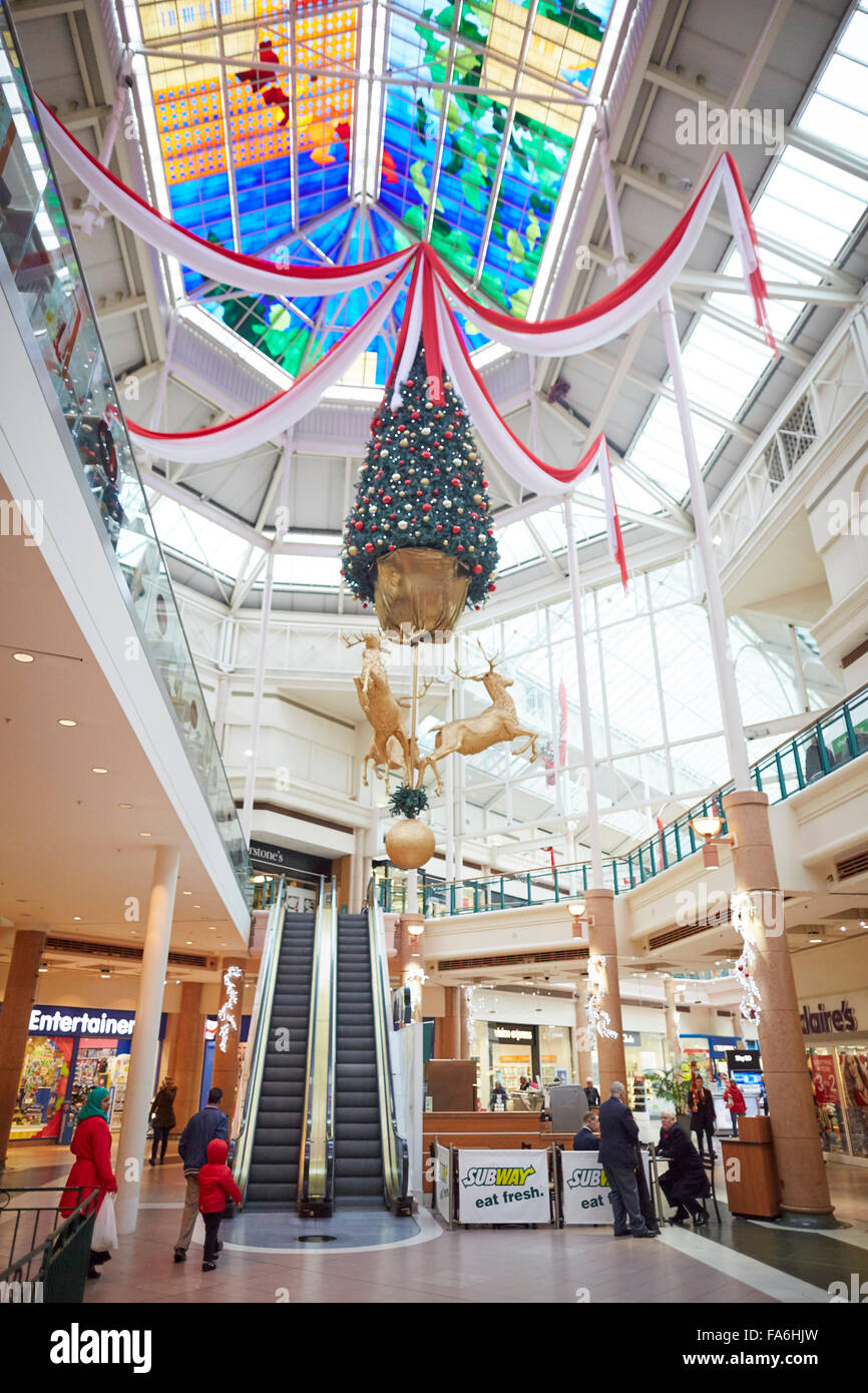 Spindeln Town Square Shopping Centre, speichern Oldham Fahrtreppen mit Weihnachtsschmuck hängen Geschäfte Einkaufen Einkäufer Einzelhandel Stockfoto