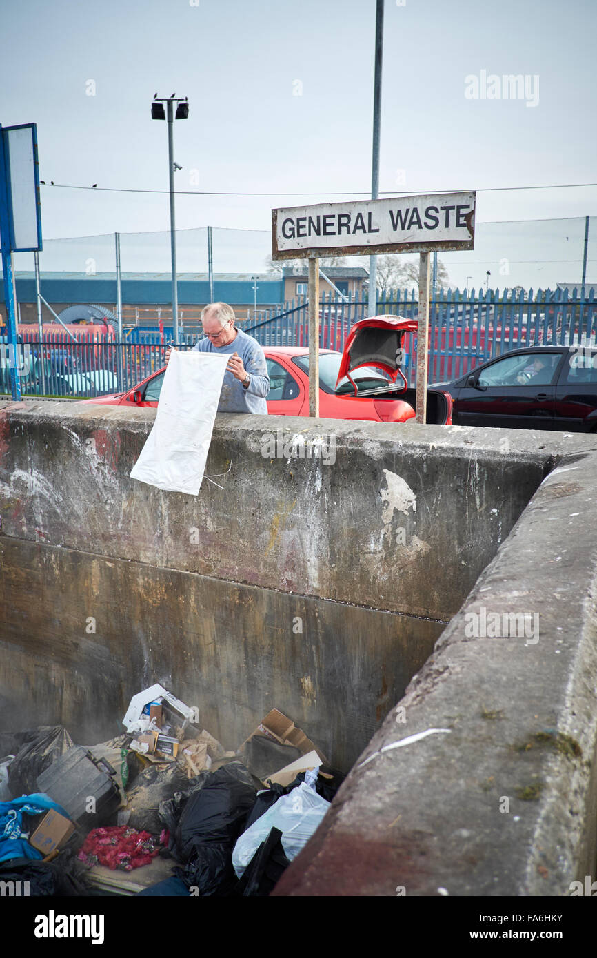 Mount Road Tipp in Gorton A Gemeinschaft recycling Dosen, Glas, KunststoffFlaschen, Kartons