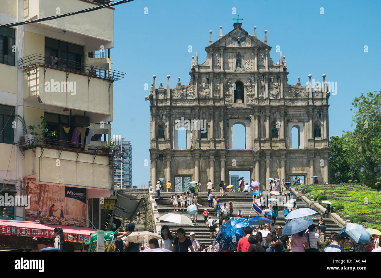 Macao, China - Circa 2013 - Touristen drängen sich in Ruinen der St. Pauls, das berühmteste Wahrzeichen in Macau. Stockfoto