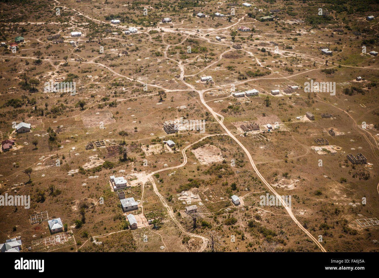 Viele Straßen in Tansania fehlt noch Pflaster, wie diese außerhalb Tanga. Stockfoto