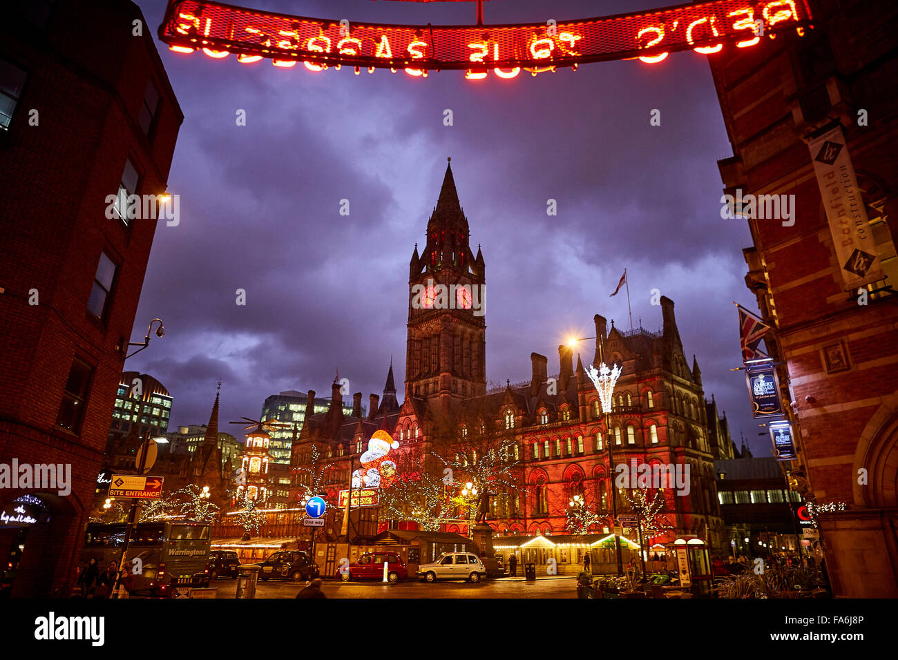 Manchester-deutsche Weihnachtsmärkte am Albert Square vor dem Wahrzeichen Rathaus Märkte legen Ausbildung Händler kleine b Stockfoto