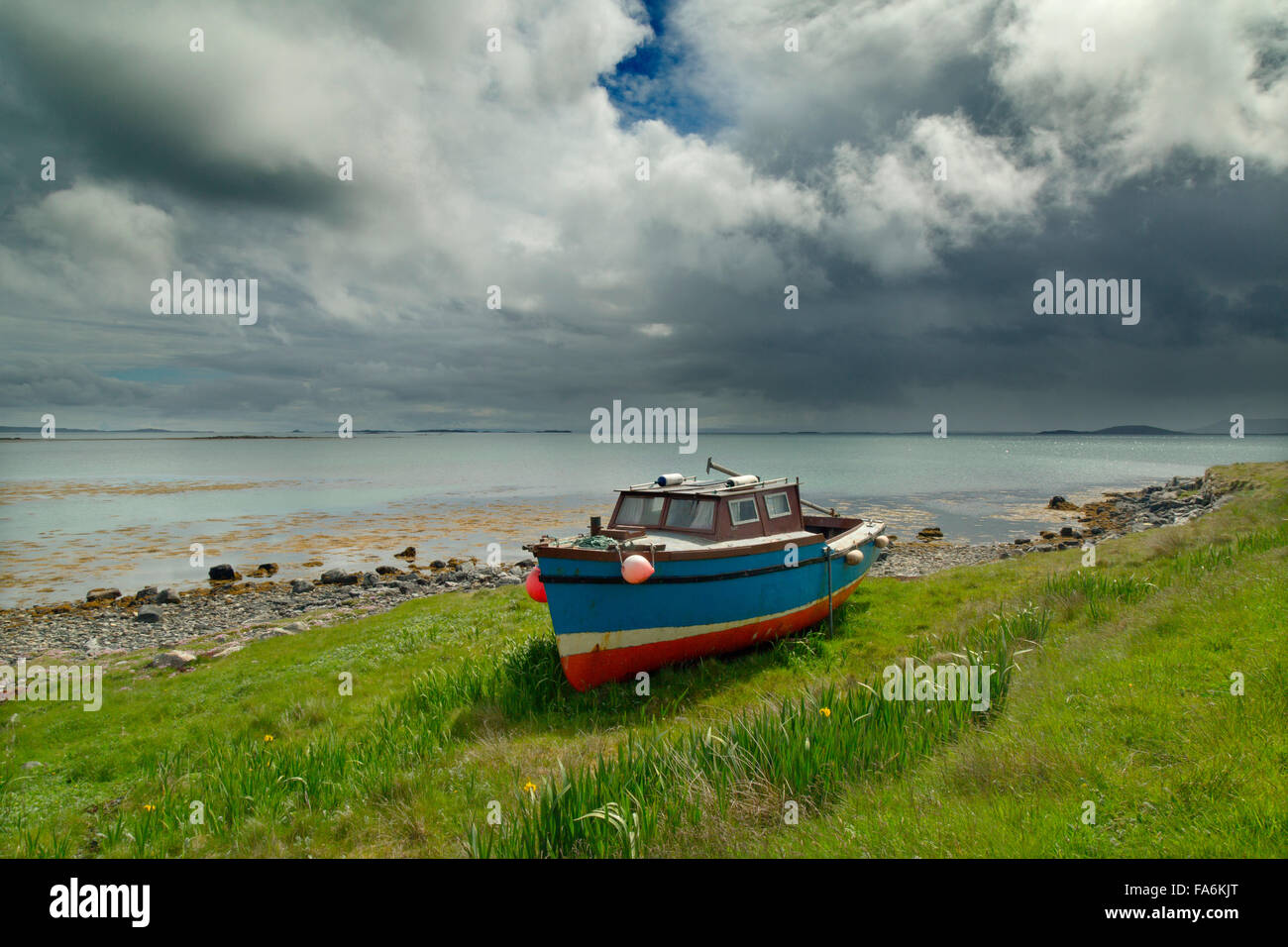 Altes Boot an Buchten Loch Berneray Hebriden Stockfoto