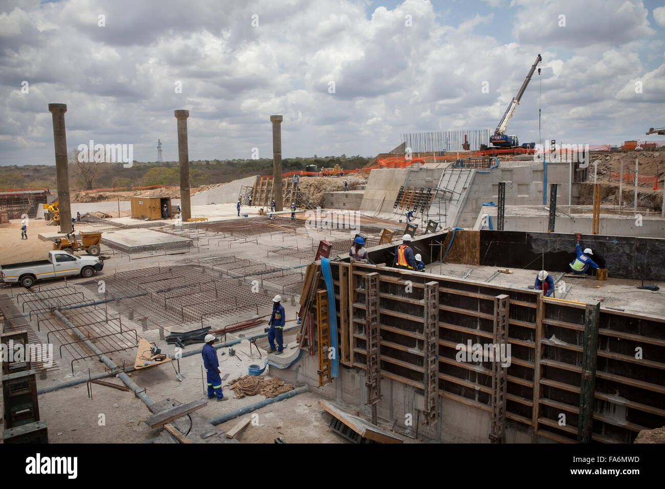 Arbeitnehmer zu rehabilitieren die Alterung Nacala Dam in SE Provinz Nampula, Mosambik, Afrika. Stockfoto