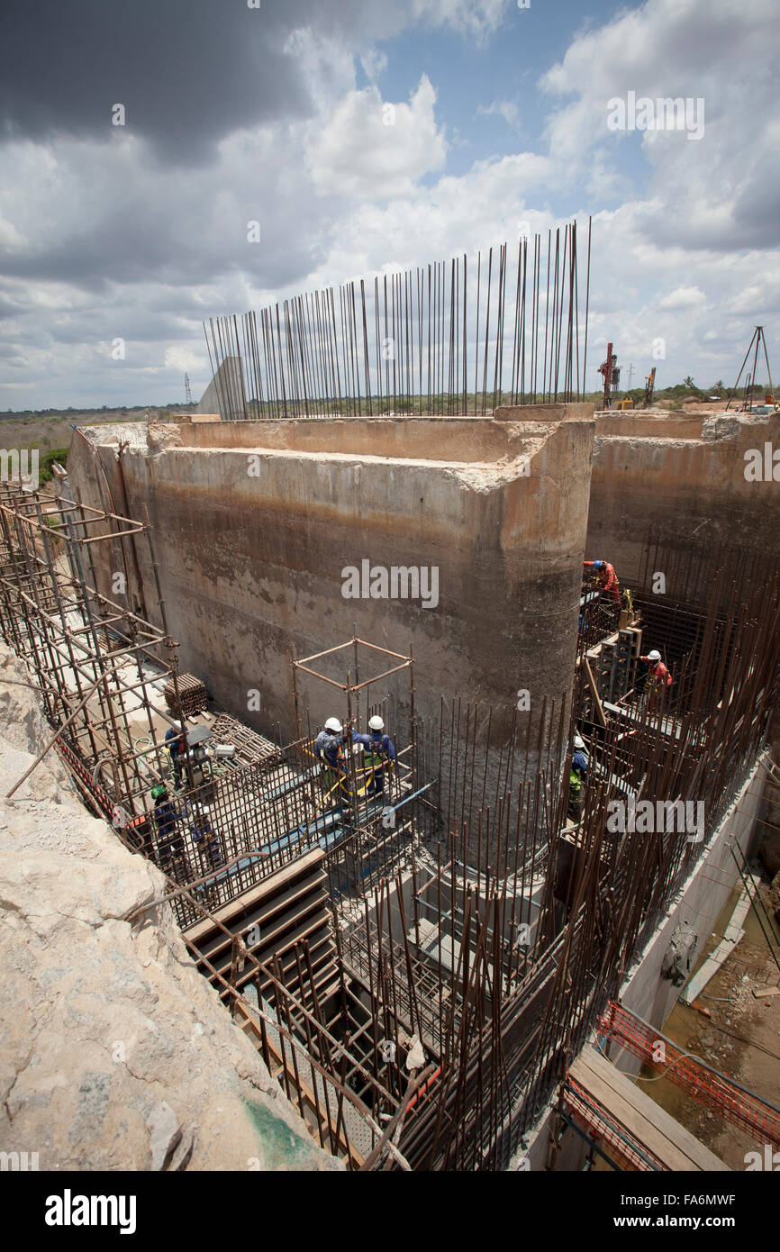 Arbeitnehmer zu rehabilitieren die Alterung Nacala Dam in SE Provinz Nampula, Mosambik, Afrika. Stockfoto