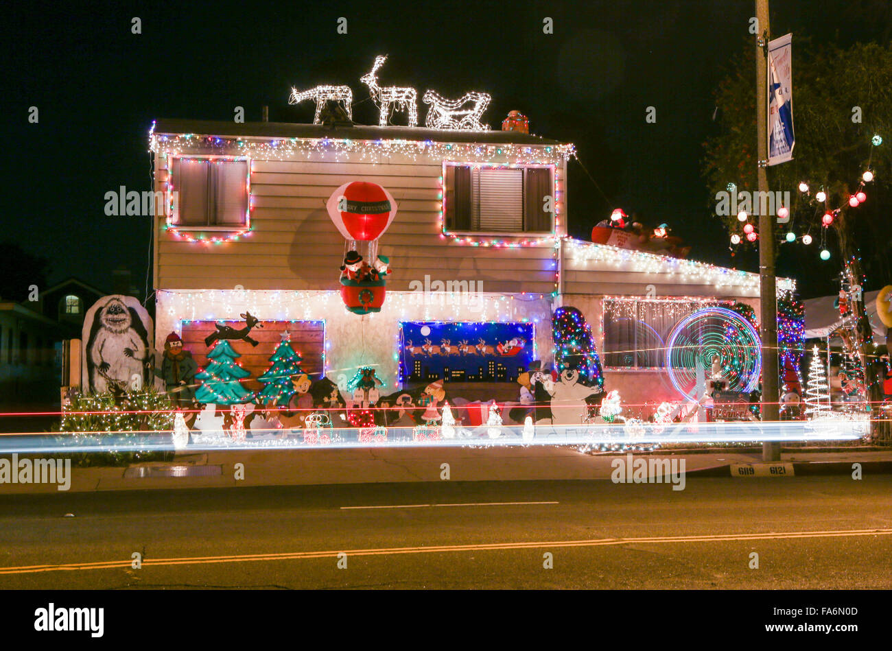 Los Angeles, USA. 17. Dezember 2015. Foto aufgenommen am 17. Dezember 2015 zeigt Weihnachtsschmuck und Lichter in der Wohngegend in Los Angeles, Vereinigte Staaten. © Zhao Hanrong/Xinhua/Alamy Live-Nachrichten Stockfoto